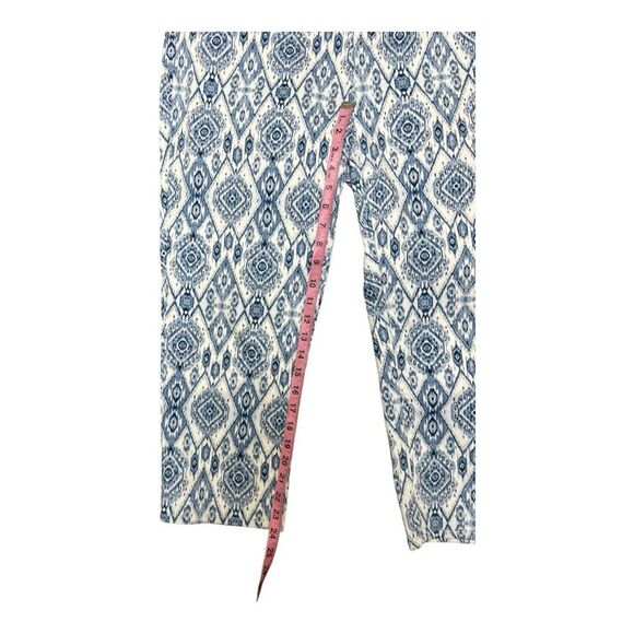 Chico's Blue White Pattern So Slimming Girlfriend Cropped Jeans Size 14 EUC - Picture 2 of 6